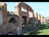 04886 ostia - regio i - insula xvii - terme del mitra (i,xvii,2) - ostfassade.jpg